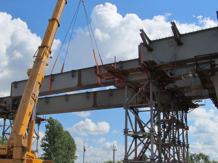 В Великих Луках на путепроводе завершена надвижка левого пролета (ФОТО)