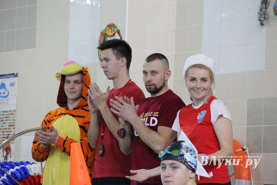 Соревнования по плаванию на призы Деда Мороза прошли в Великих Луках (ФОТО)