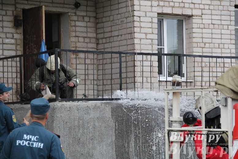 В Великих Луках прошли областные соревнования среди пожарных по спасению пострадавших