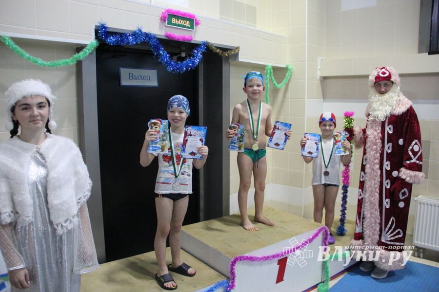 Соревнования по плаванию на призы Деда Мороза прошли в Великих Луках (ФОТО)