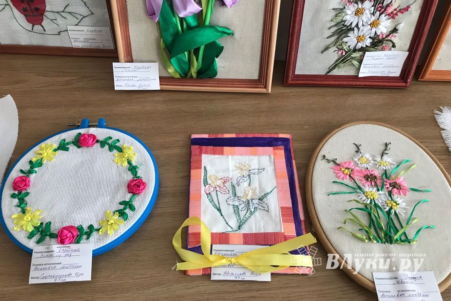 В школе №13 проходит выставка творческих работ учащихся (ФОТО)