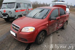 В Великих Луках столкнулись Лада и Шевроле (фото)