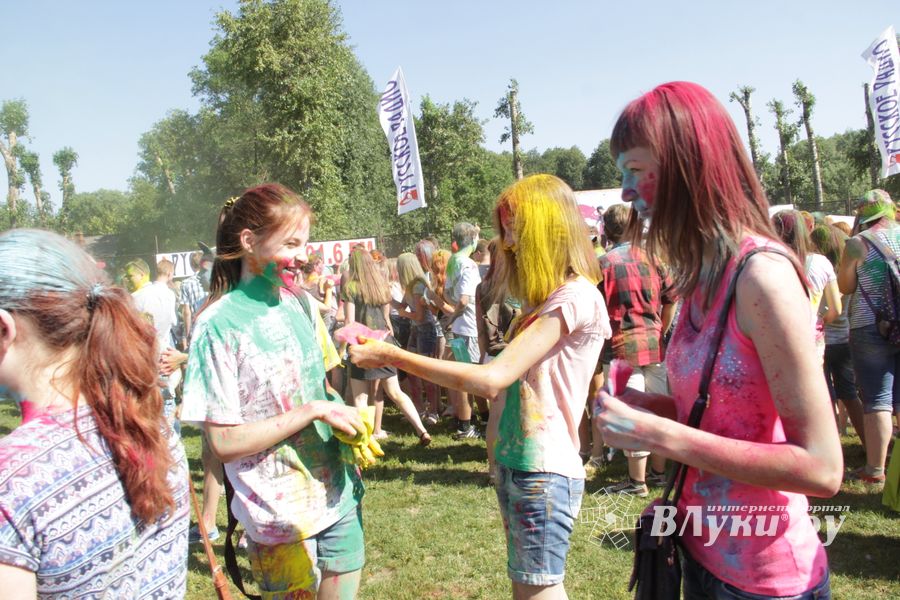 Яркие эмоции «ColorFest» в Великих Луках (ФОТО)