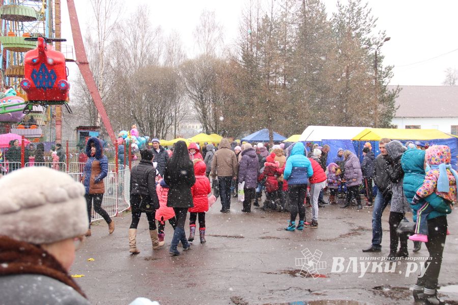 В Великих Луках сожгли Масленицу (фото)