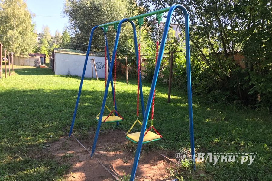 Вторая жизнь качелей в Великих Луках (ФОТО)
