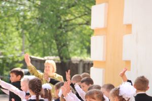 В Великих Луках прозвенели «последние» звонки (ФОТО)