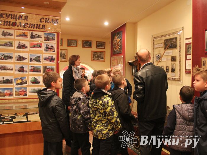 Великолукские школьники почувствовали себя машинистами (ФОТО)