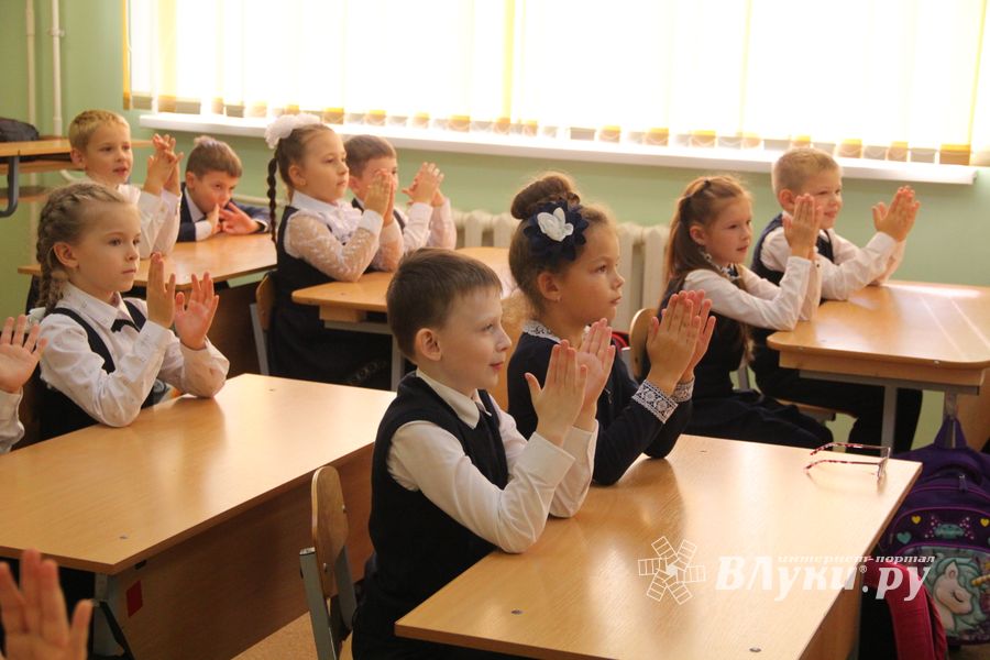Юных великолучан посвятили в первоклассники (ФОТО)