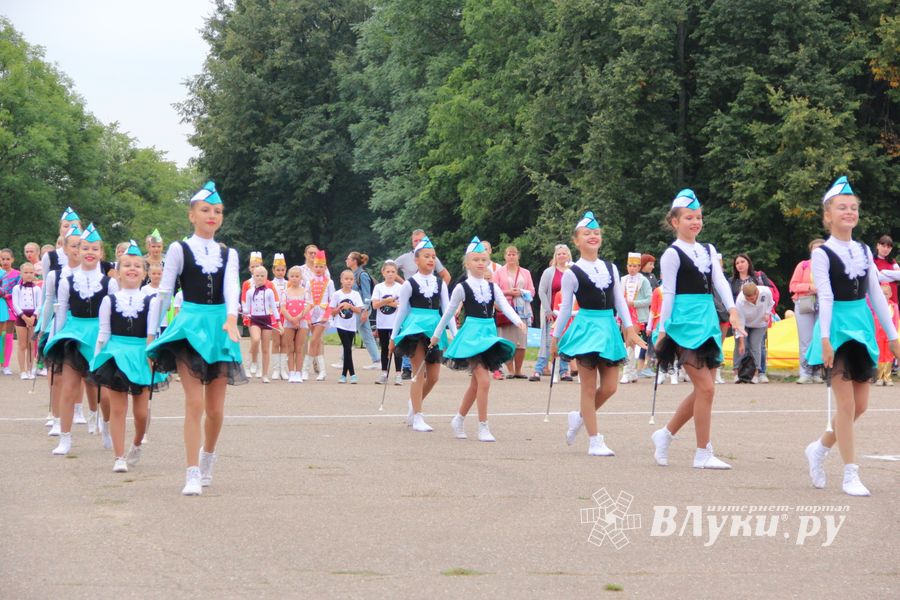 В Великих Луках проходит ​Международный фестиваль-конкурс среди мажореток и барабанщиц (ФОТО)