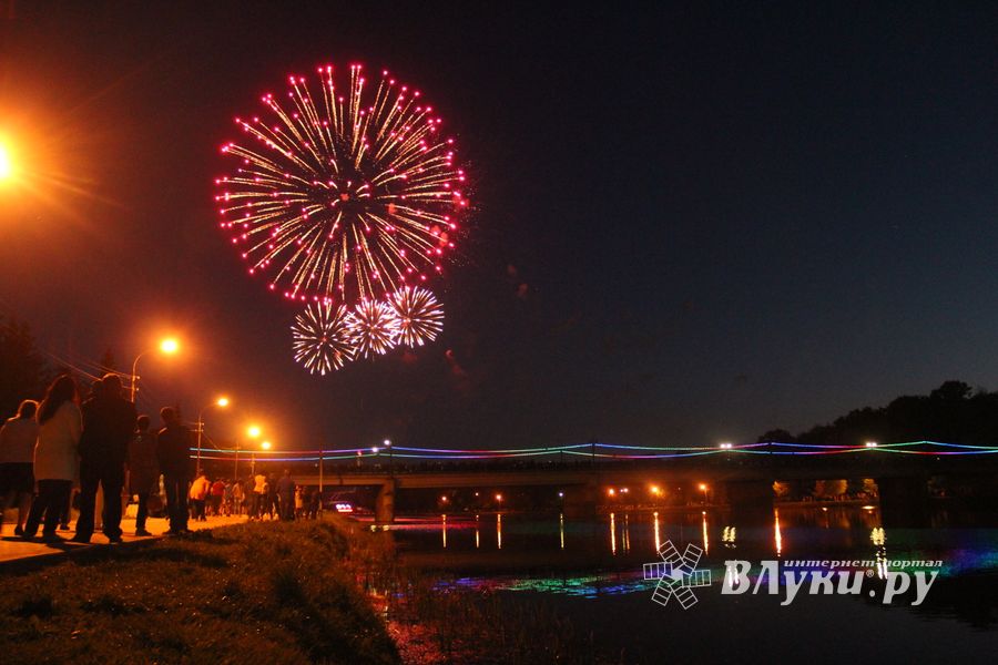 Праздничный концерт и салют в честь Дня Победы в Великих Луках (ФОТО)