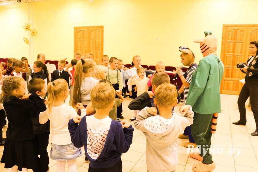 В Великих Луках первоклассники из малоимущих семей стали обладателями новых школьных портфелей (ФОТО)