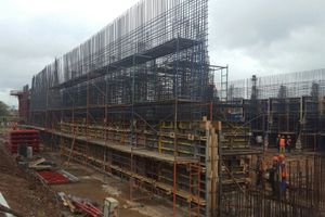 В Великих Луках продолжается строительство автодорожного путепровода через железную дорогу (ФОТО)