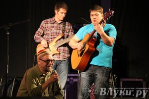 В Великих Луках прошел фестиваль живой музыки «Ставим на аватарках небо» (фото)