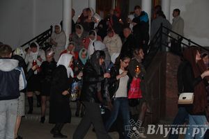 Крестным ходом встредили великолучане светлый праздник Пасхи