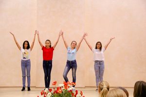 В Великих Луках поздравляют мам (ФОТО)