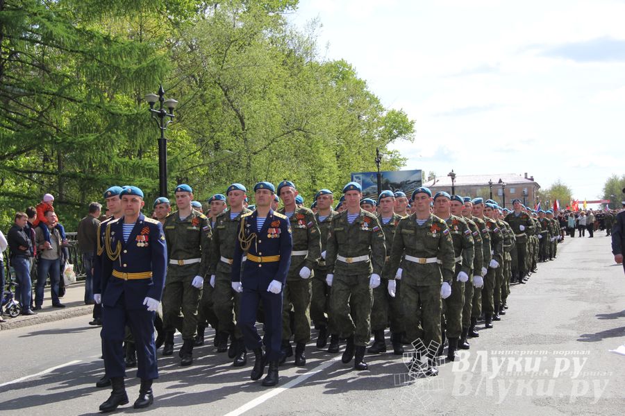 Парад Победы в Великих Луках (фото)