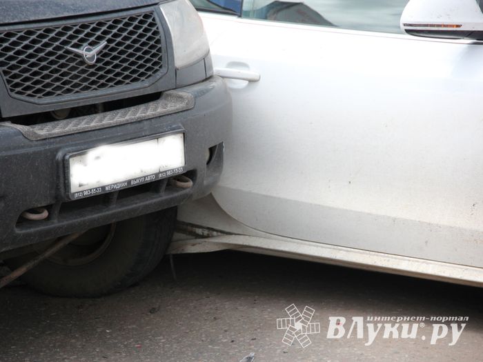 В Великих Луках произошло тройное ДТП (ФОТО)