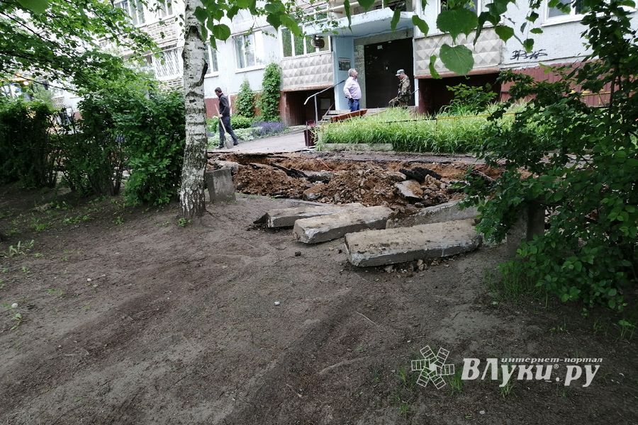 На улице Щорса благоустраивают двор (ФОТО)