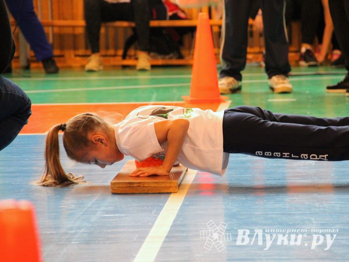 Великолучане одержали победу в зональном этапе «Папа, мама, я – спортивная семья» (ФОТО)