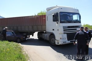 Еще одна авария в Великих Луках: фута подмяла жигули (ФОТО)