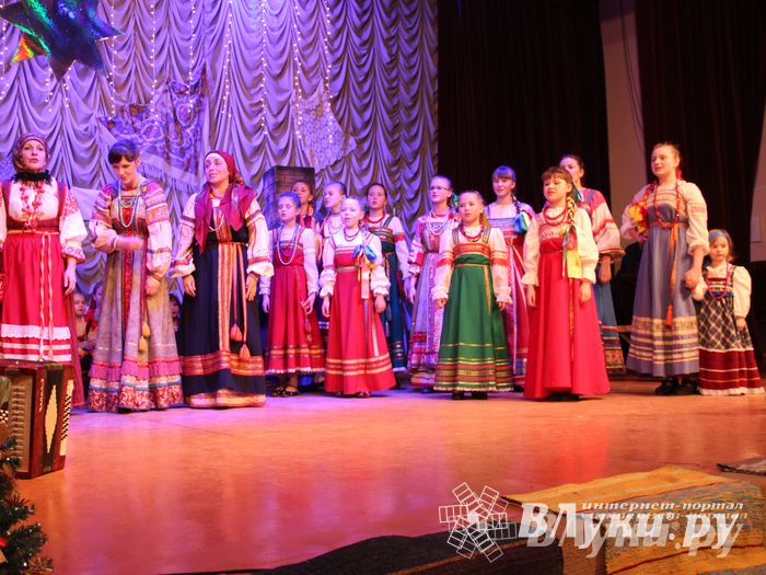 Рождественский концерт ансамбля «Заряница» прошел в Великих Луках (фото)