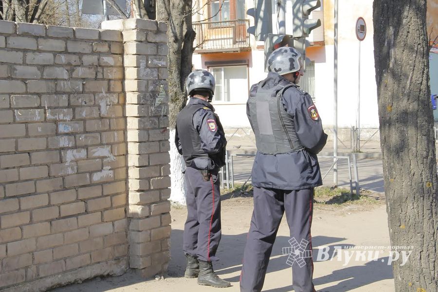 Фотофакт: учения в великолукском ОМВД