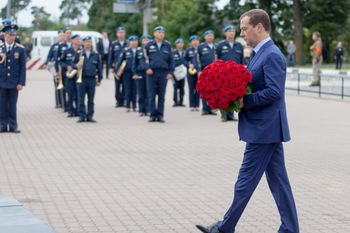 Медведев возложил цветы к памятнику десантникам 6-й роты (ФОТО)