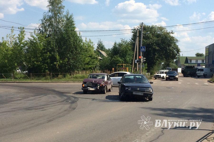 В Великих Луках столкнулись ВАЗ и Фольксваген (ФОТО)
