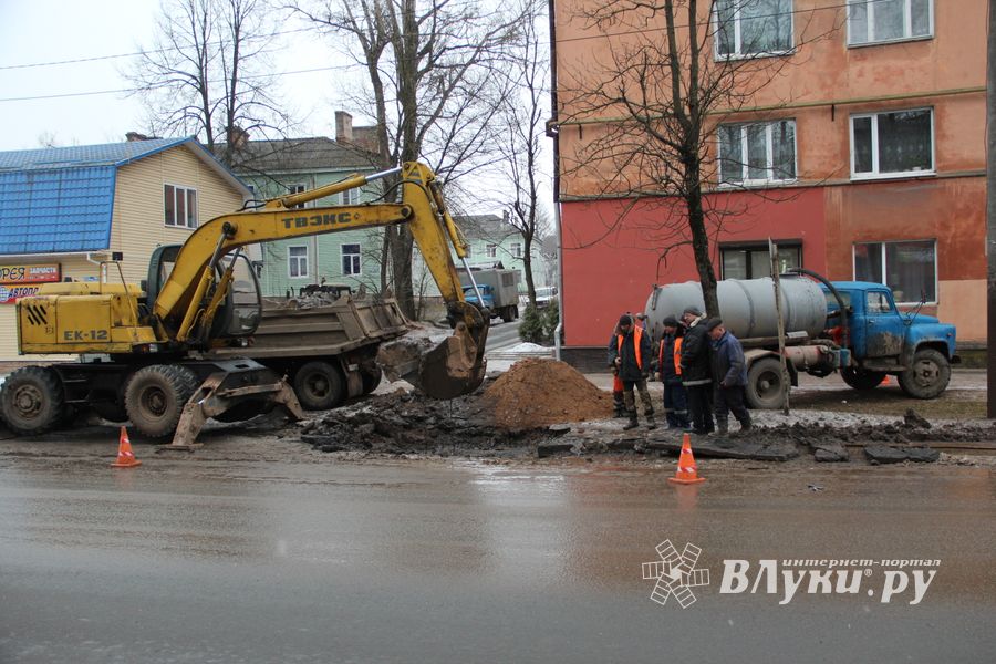 Из-за аварии в водоводе несколько домов отключены от воды (ФОТО)