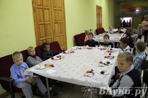 100 будущих первоклассников Великих Лук получили в подарок рюкзаки и школьные принадлежности