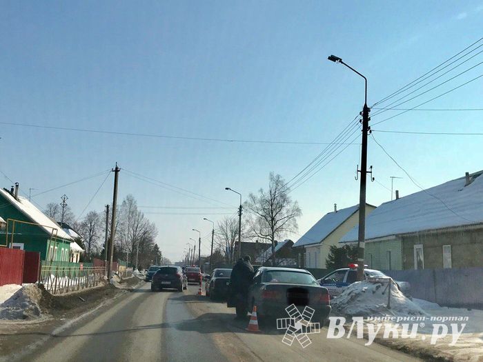 Два Мерседеса столкнулись в Великих Луках (ФОТО)