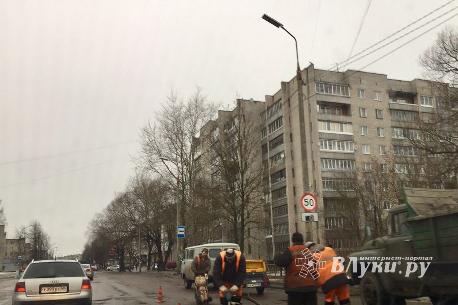 ФОТОФАКТ: Ямочный ремонт в Великих Луках