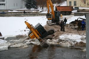 Падение экскаватора в воду рабочие назвали «штатной ситуацией»