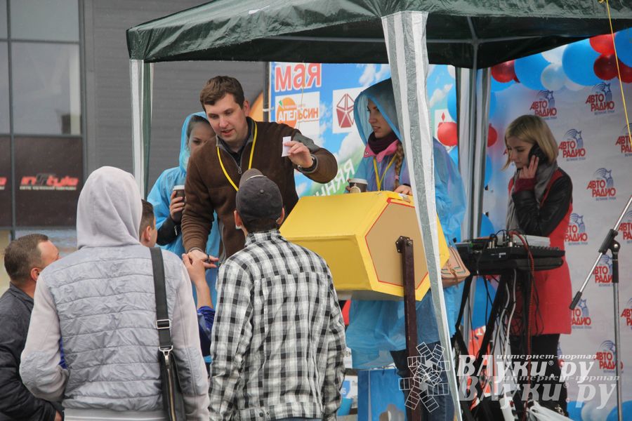 В Великих Луках прошла «Весенняя автоярмарка Великие Луки — 2015» (фото)