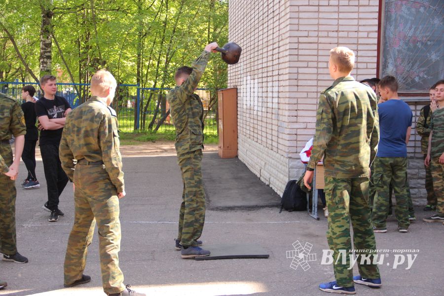 В Великих Луках в 10 лицее «освободили» заложников (ФОТО)
