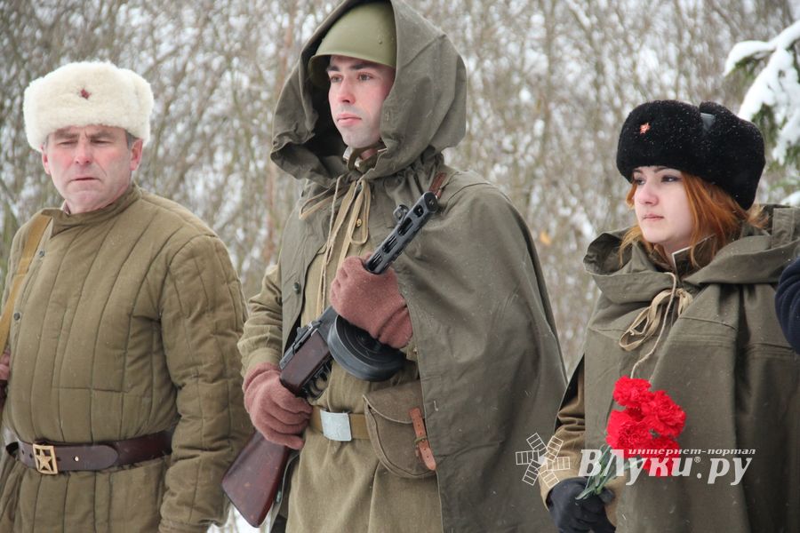 Никто не забыт: в Великих Луках благоустроили могилу неизвестного солдата (ФОТО)