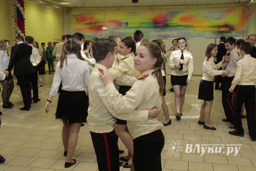 В Великих Луках состоялся кадетско-лицейский бал (ФОТО)