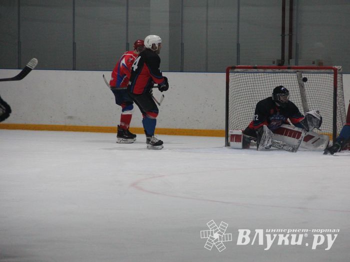 Памятный турнир по хоккею прошел в великолукском «Айсберге» (ФОТО)