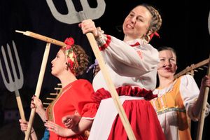 Кони стоят пьяные, хлопцы запряженные — в ГДК Ленина сыграли «Свадьбу в Малиновке» (ФОТО)