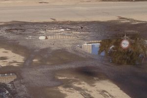 Снег ушел, пыль и грязь вернулись (фото)