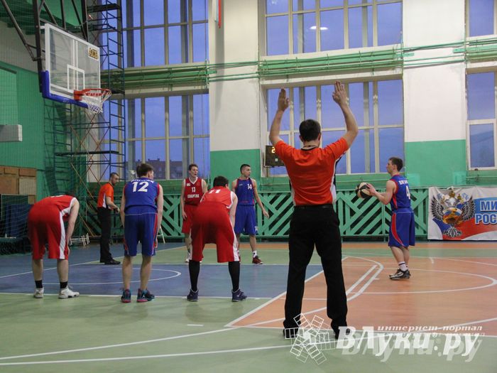 В Великих Луках проходит Открытый Чемпионат г. Великие Луки по баскетболу (фото)