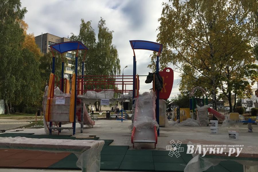 В Великих Луках продолжают ремонтировать площадь Калинина (фото)