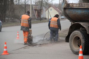 В Великих Луках начался ямочный ремонт улицы Нелидовской (ФОТО)