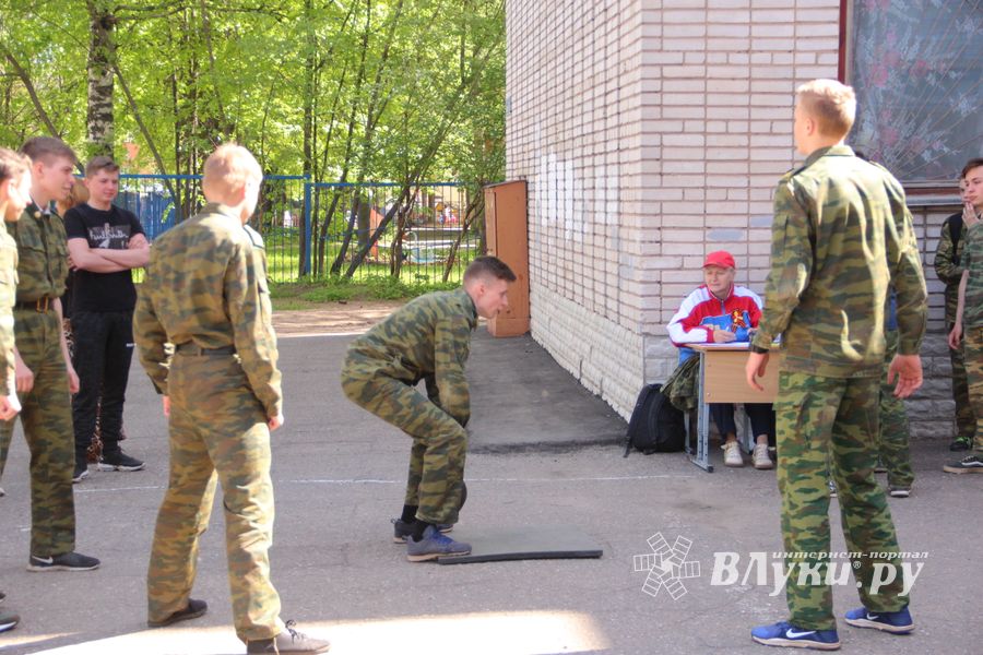 В Великих Луках в 10 лицее «освободили» заложников (ФОТО)