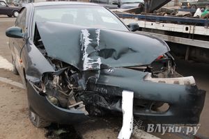 В Великих Луках пьяный водитель снес столб (фото)