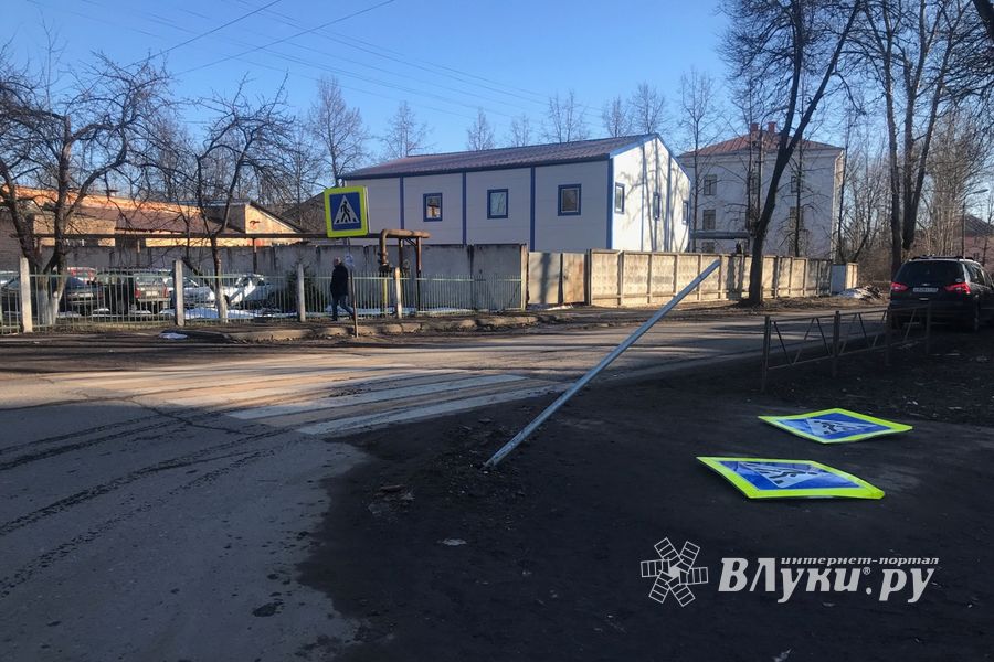 Фотофакт: на Нелидовской лежат пешеходы