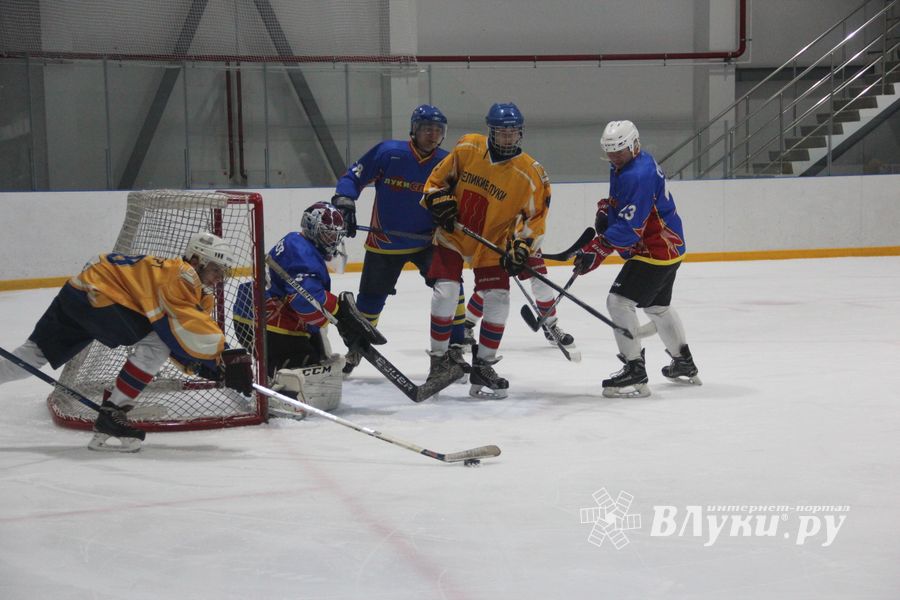 Великолукские хоккейные клубы провели матч в рамках чемпионата города (ФОТО)