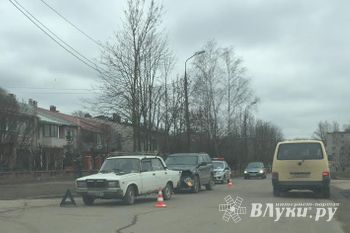 В Великих Луках столкнулись ВАЗ и Джип (фото)