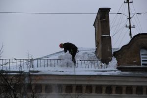 В Великих Луках  уборка снега на высоте...