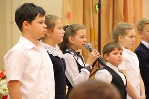 Зачем самых младших учеников 13-й школы испачкали мелом (ФОТО)